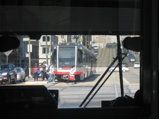 Croisement d'un tram dans une rue pentue